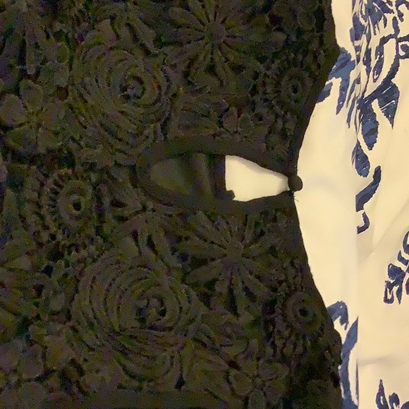 ✨Black Crocheted Sleeveless Boho Cropped Tank w/ Sewn In Tank (Junior)✨ - Picture 4 of 8